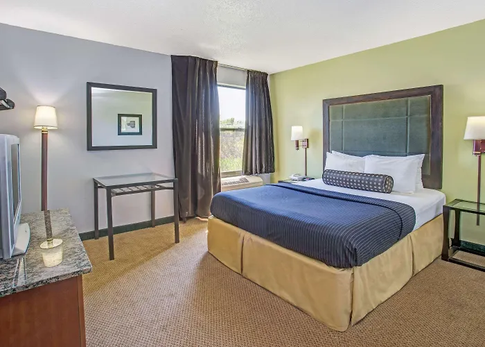 Days By Wyndham Great Lakes Naval Base