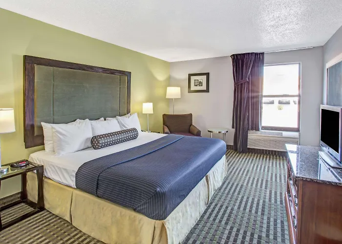 Days By Wyndham Great Lakes Naval Base Hotel North Chicago