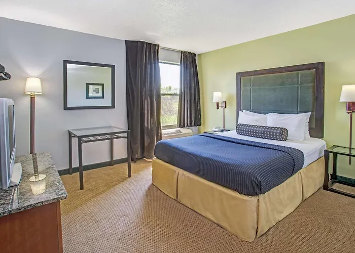 Days By Wyndham Great Lakes Naval Base Hotel *